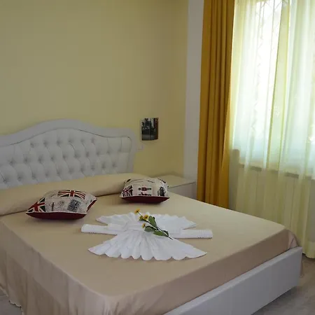 Fly In The World Bed and Breakfast Φιουμιτσίνο