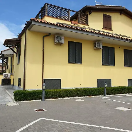 Fly In The World Bed and Breakfast Φιουμιτσίνο